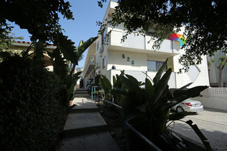 526 N Hayworth Ave in Los Angeles, CA - Foto de edificio - Building Photo