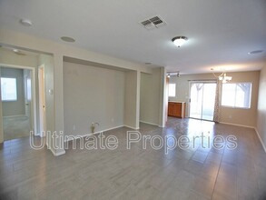 15442 W Lisbon Ln in Surprise, AZ - Foto de edificio - Building Photo