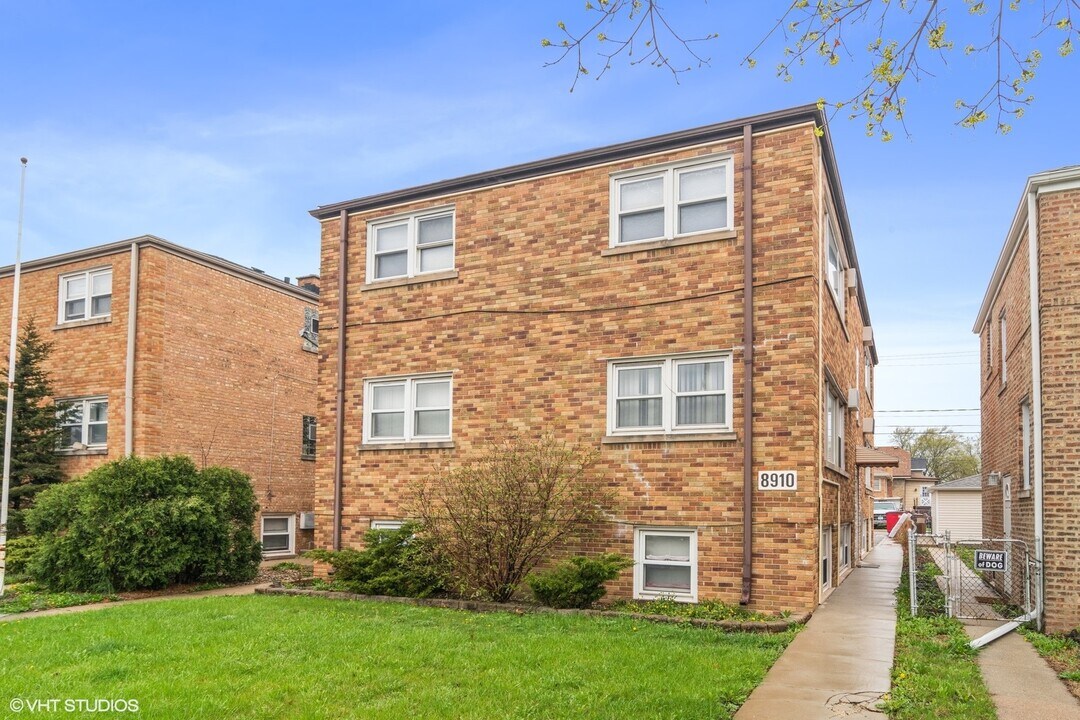 8910 Grand Ave in River Grove, IL - Building Photo