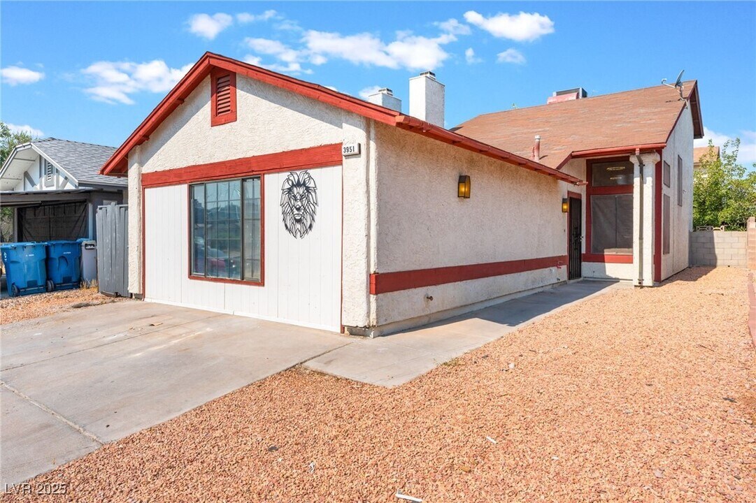 3951 Steinbeck Dr in Las Vegas, NV - Building Photo
