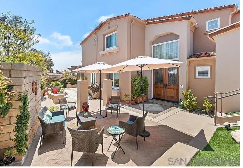 1395 Caminito Floreo in San Diego, CA - Building Photo