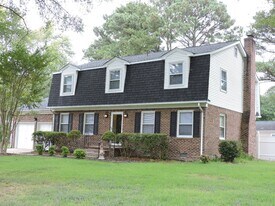 7 Bannister Ct in Poquoson, VA - Building Photo
