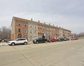 14064-14110 N Lakeside Blvd N in Shelby Township, MI - Building Photo - Building Photo