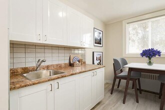 Albert Manor in Edmonton, AB - Building Photo - Building Photo