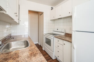 Greystone Place in Hamilton, ON - Building Photo - Building Photo