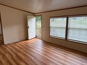 5200 John Hall Rd in Knoxville, TN - Foto de edificio - Building Photo