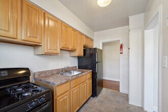 Lochwood Apartments in Baltimore, MD - Foto de edificio - Building Photo