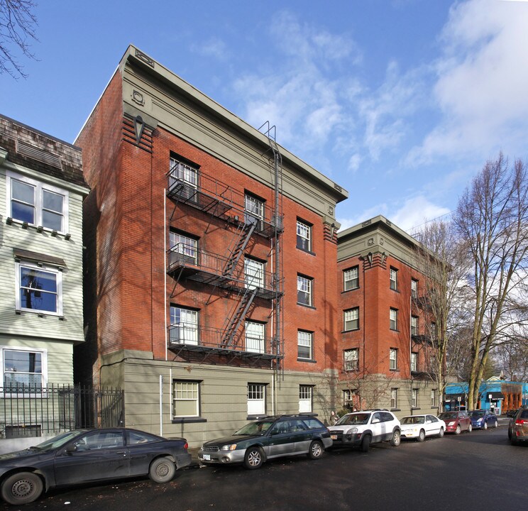 Irving Street Towers in Portland, OR - Building Photo