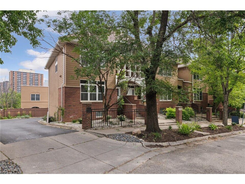 226 Ridgewood Ave in Minneapolis, MN - Building Photo