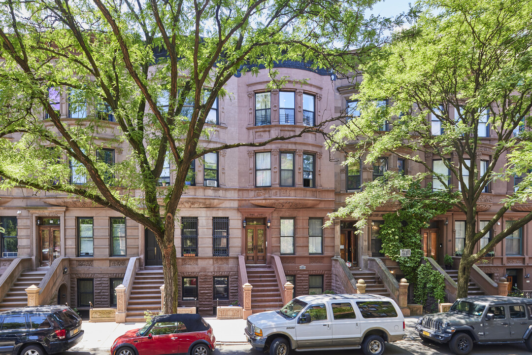 SRO in New York, NY - Building Photo