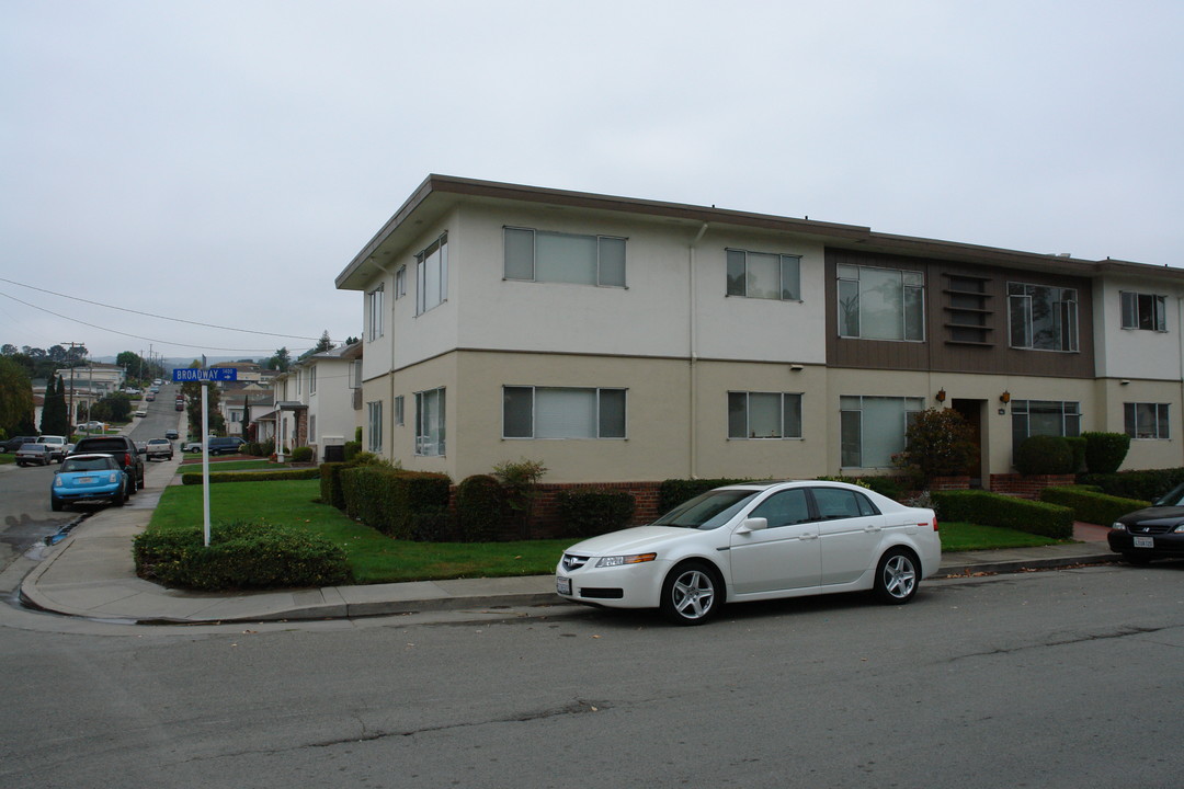 208 Paramount Dr in Millbrae, CA - Building Photo