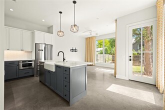 510 Sacramento Dr in Austin, TX - Building Photo - Building Photo