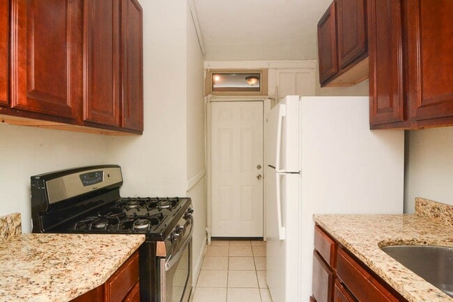 543 W Surf in Chicago, IL - Building Photo - Building Photo