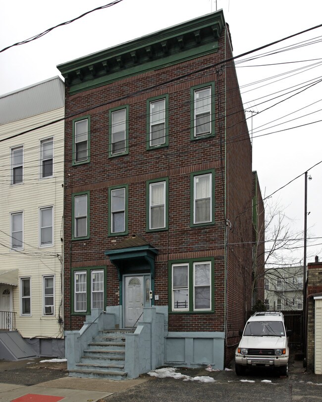 49 Logan Ave in Jersey City, NJ - Foto de edificio - Building Photo