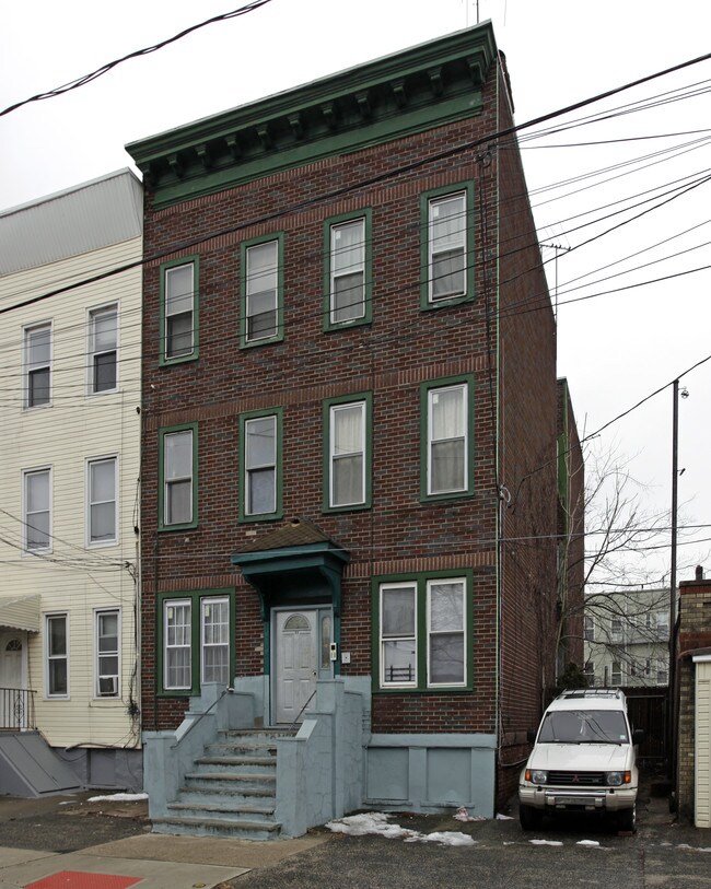 49 Logan Ave in Jersey City, NJ - Building Photo - Building Photo