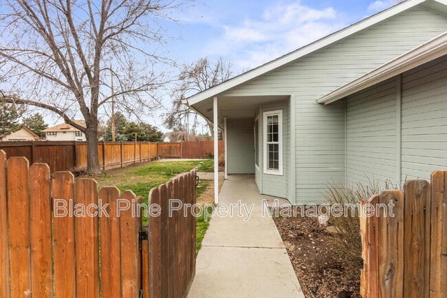 6003 N Waterside Pl in Garden City, ID - Building Photo - Building Photo