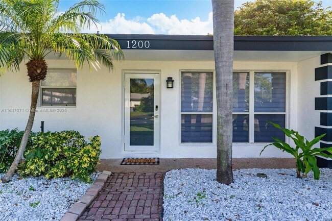 1200 NE 27th Way in Pompano Beach, FL - Building Photo - Building Photo