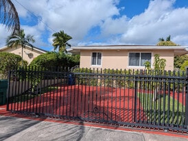1571 NE 109th St in Miami, FL - Building Photo