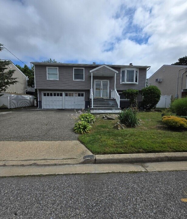 3622 Nimrod St in Seaford, NY - Building Photo