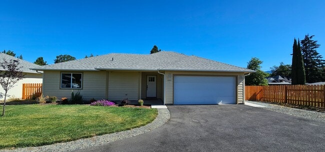 1227 Annabelle Ln in Grants Pass, OR - Building Photo - Building Photo