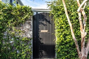2 Poulnot Ln in Charleston, SC - Building Photo