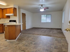 1685 Cloverlawn Dr in Grants Pass, OR - Building Photo - Building Photo