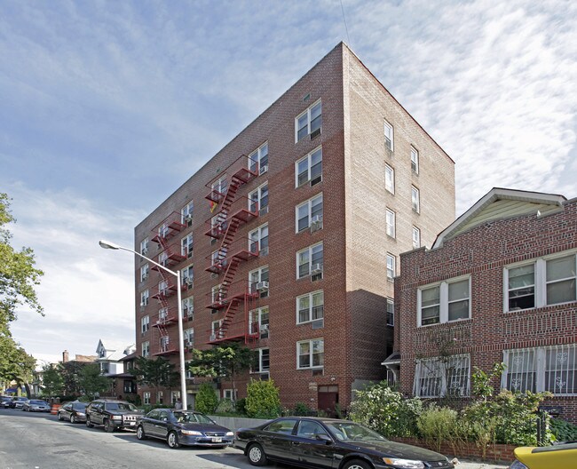Executive Towers I in Elmhurst, NY - Building Photo - Building Photo