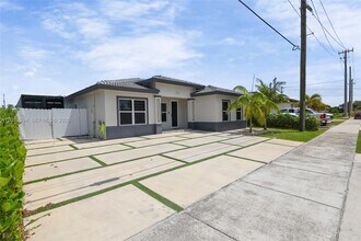 13063 SW 256th St in Homestead, FL - Foto de edificio - Building Photo
