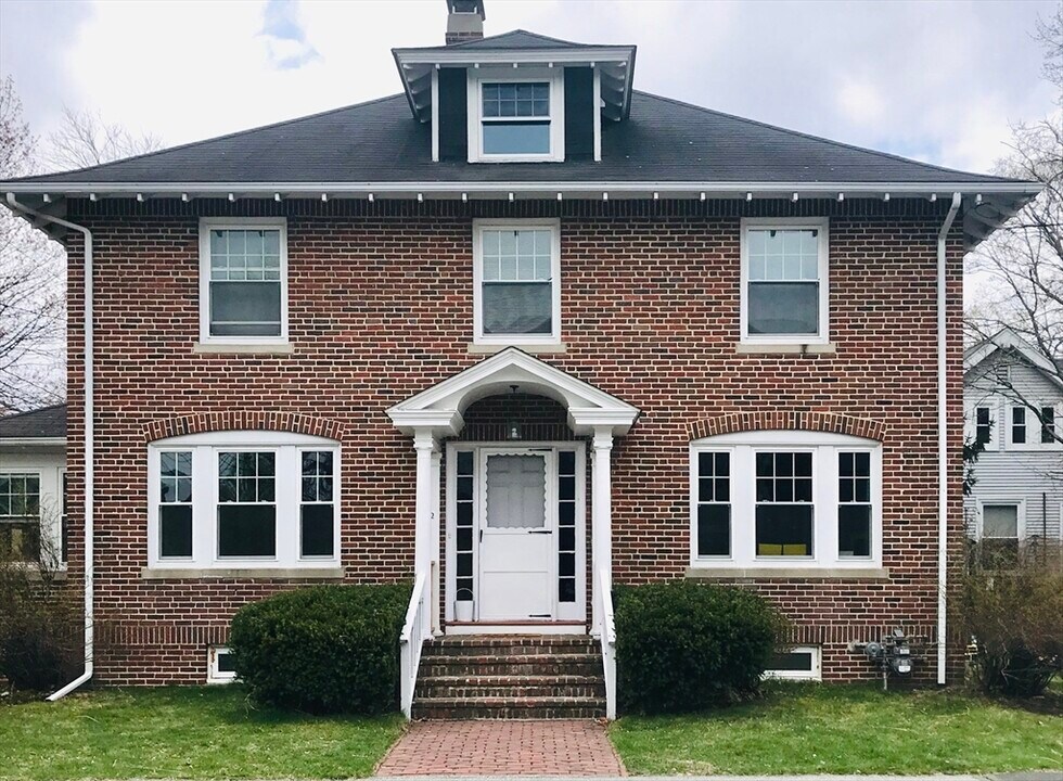 2 Raymond St in Lexington, MA - Building Photo
