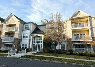 2104 Conrad Way in Franklin Township, NJ - Foto de edificio - Building Photo