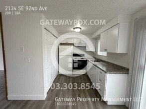 2134 SE 92nd Ave in Portland, OR - Foto de edificio - Building Photo