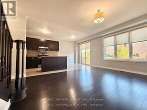 205 Laker Ct in Newmarket, ON - Building Photo - Building Photo