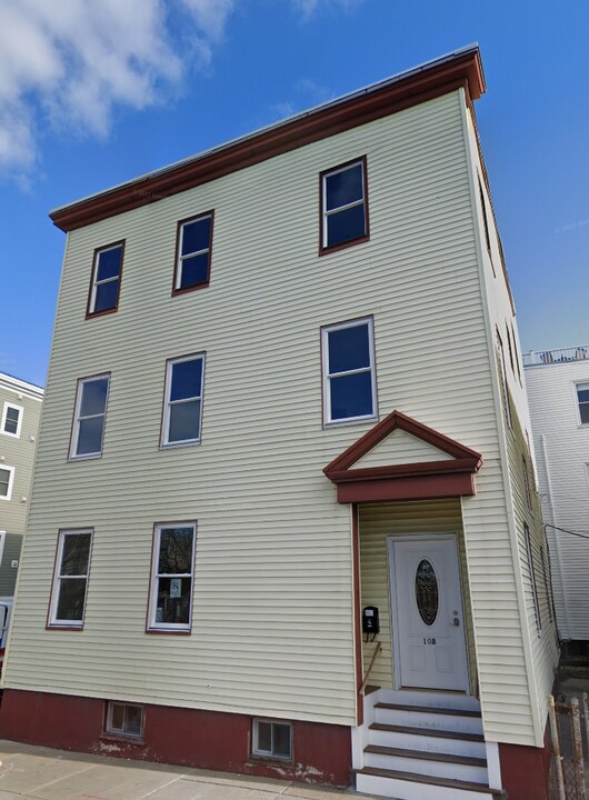 108 Boston St in Boston, MA - Building Photo