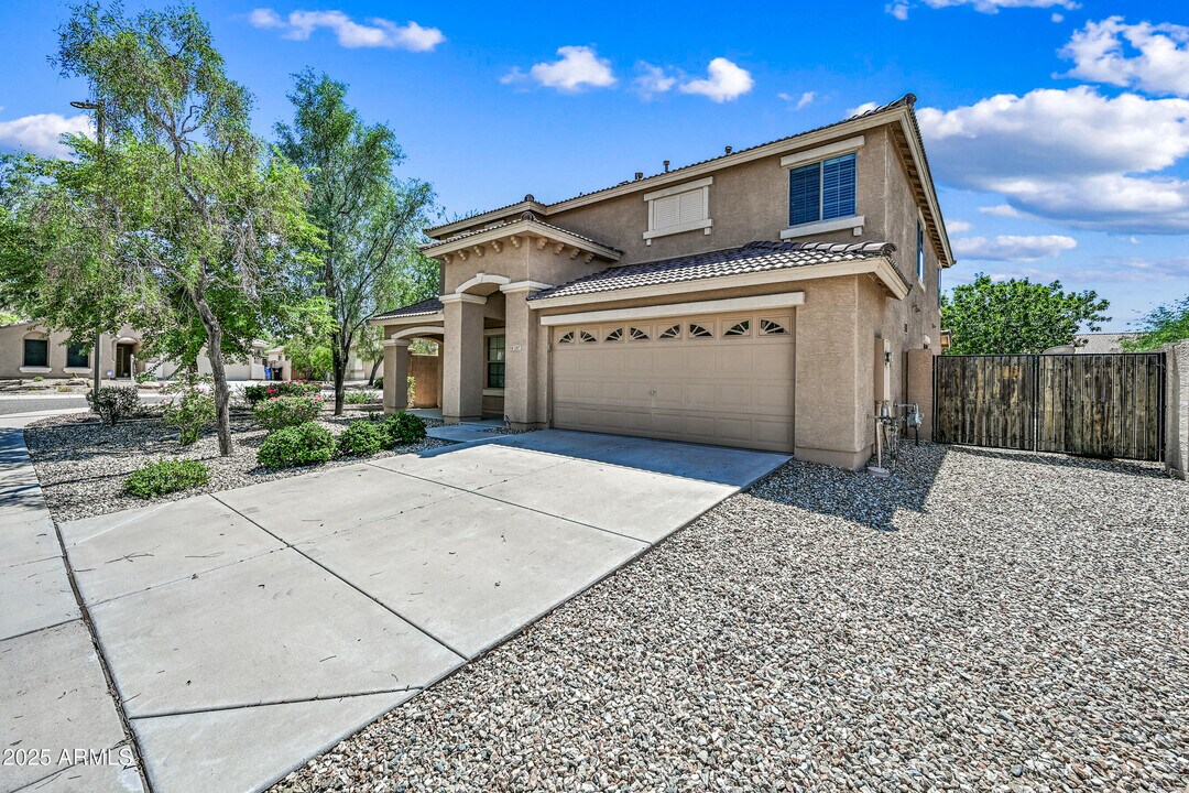 2317 W Steed Ridge in Phoenix, AZ - Building Photo
