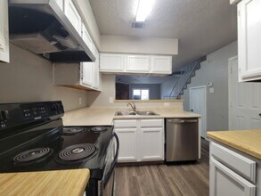 9571 Olde Towne Row in Dallas, TX - Building Photo - Building Photo