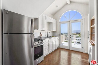 29355 Heathercliff Rd in Malibu, CA - Building Photo - Building Photo