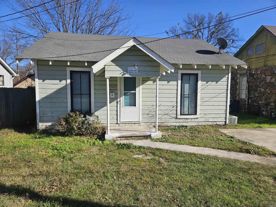 1908 Augusta St in North Little Rock, AR - Foto de edificio