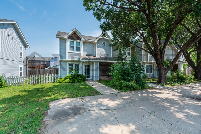 4325 1/2 W Douglas Ave in Wichita, KS - Building Photo - Building Photo