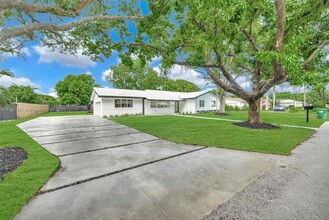 8745 SW 175th St in Palmetto Bay, FL - Building Photo - Building Photo