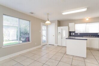 10202 Farrell Dr in Houston, TX - Foto de edificio - Building Photo