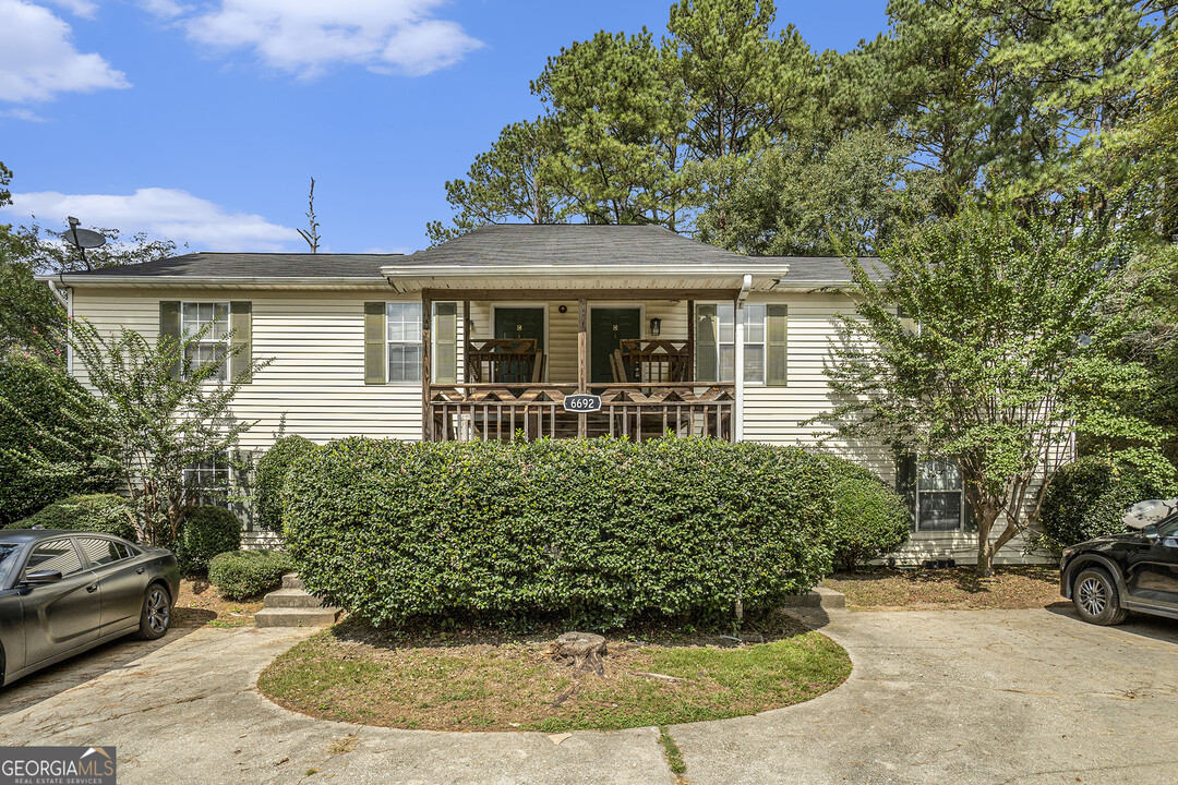 6692 Chupp Rd in Lithonia, GA - Building Photo