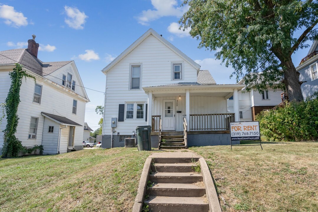 2509 Olive St in Cedar Falls, IA - Building Photo