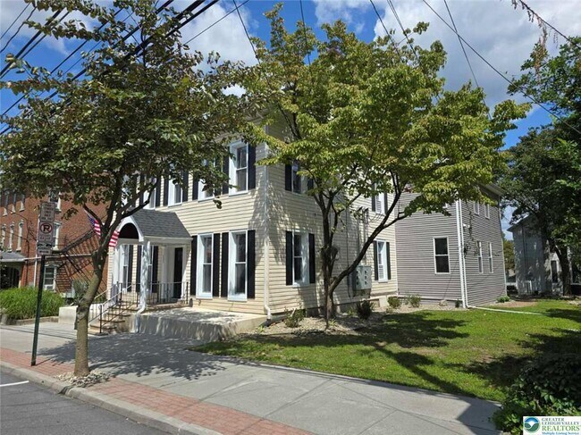 121 S Main St in Alburtis, PA - Foto de edificio - Building Photo