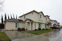 556 Vermont Ave in Turlock, CA - Foto de edificio - Building Photo