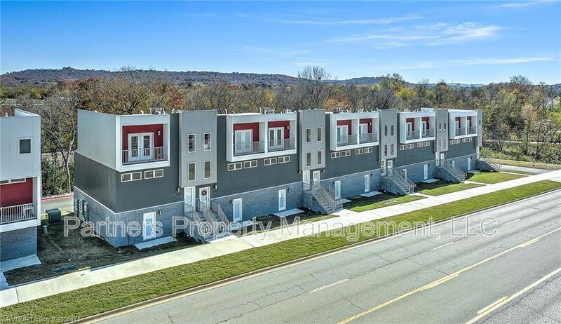 1766 S Razorback Rd in Fayetteville, AR - Building Photo