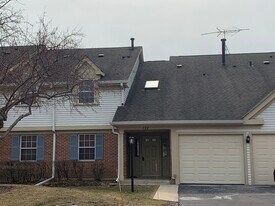 122 Stirling Ln in Schaumburg, IL - Building Photo
