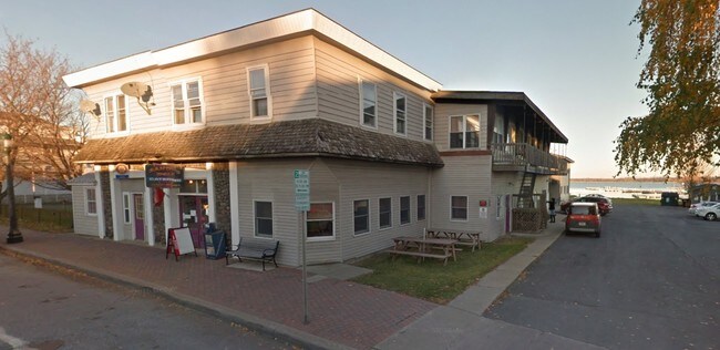 133 Lake St in Rouses Point, NY - Foto de edificio - Building Photo
