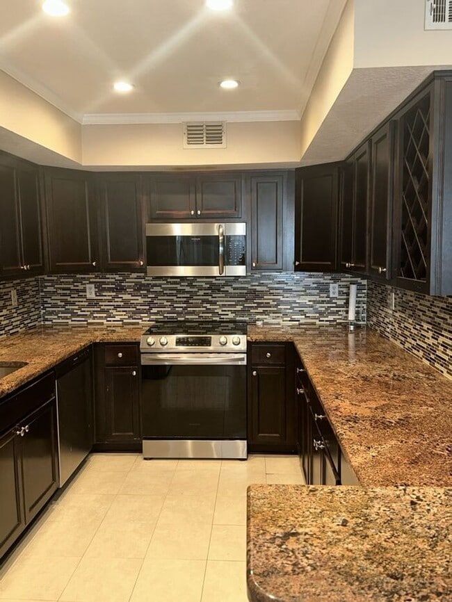 2304 Triad Ln in Tampa, FL - Building Photo - Building Photo