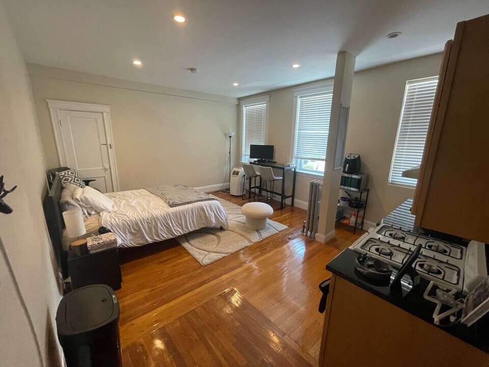 21 Aberdeen St, Unit 11 in Boston, MA - Building Photo