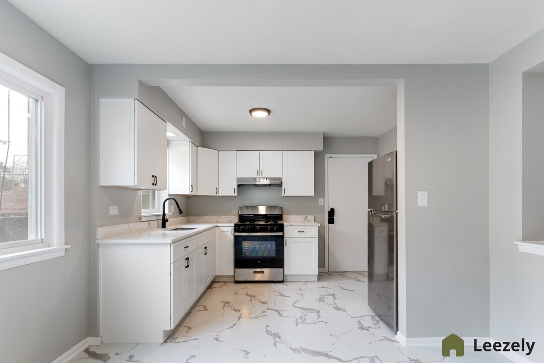 2457 W 69th St in Chicago, IL - Building Photo